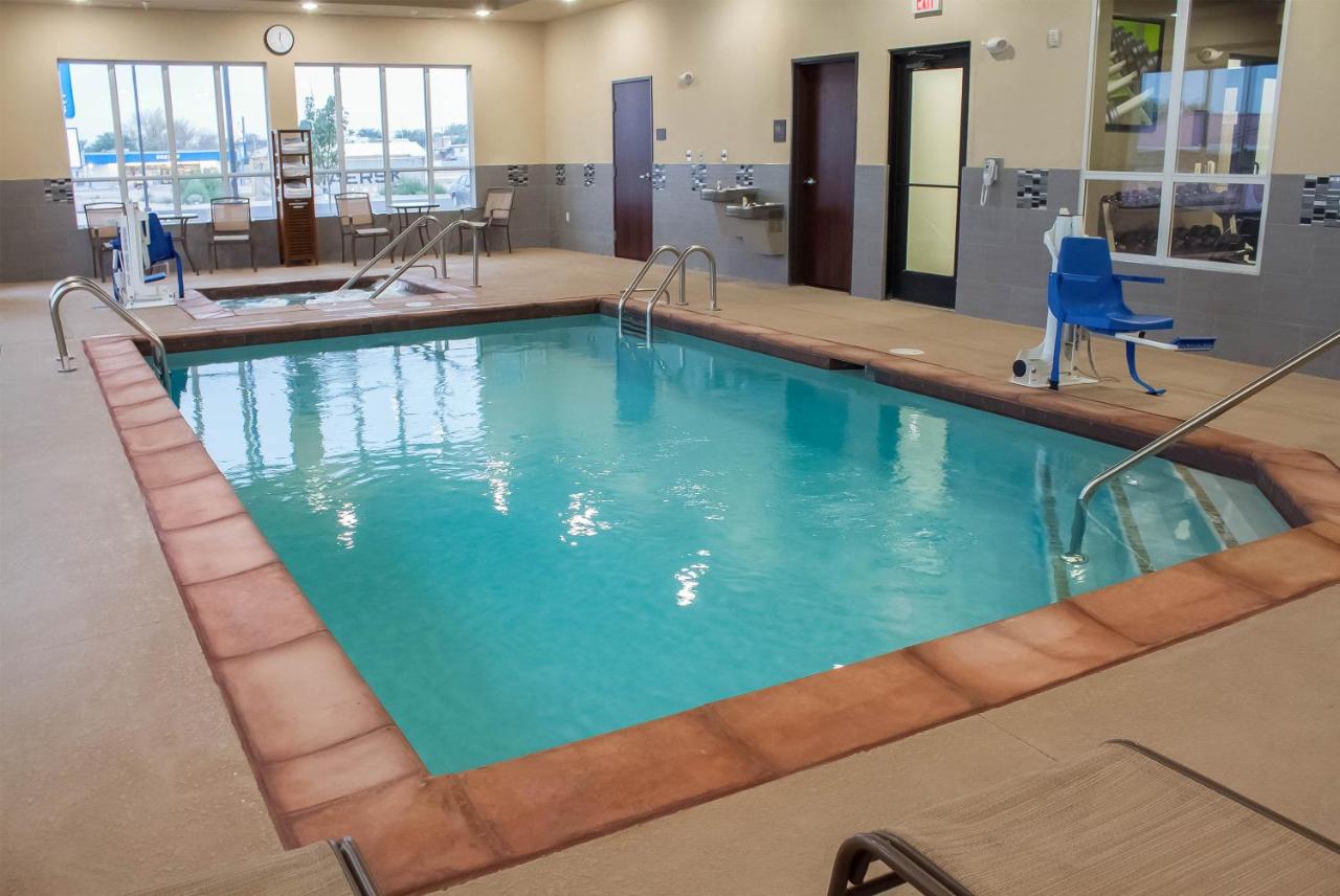 Heated swimming pool: Comfort Inn & Suites Artesia