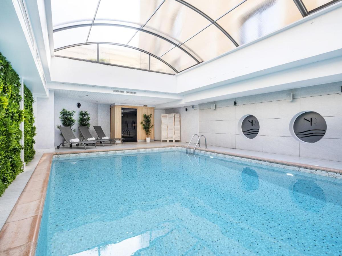 Heated swimming pool: Hotel Nice Riviera