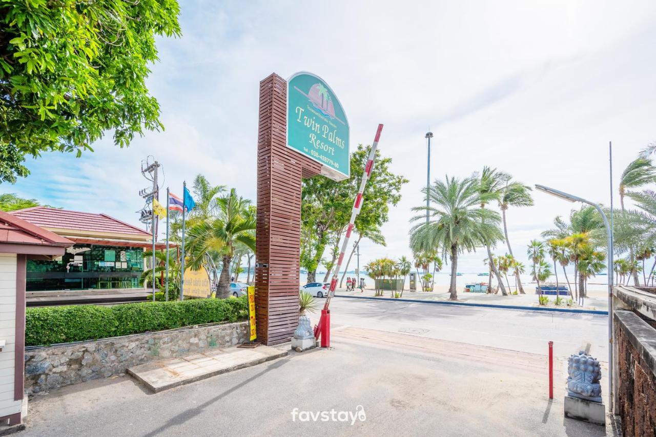 Beach: Twin Palms Suites and Residence Pattaya