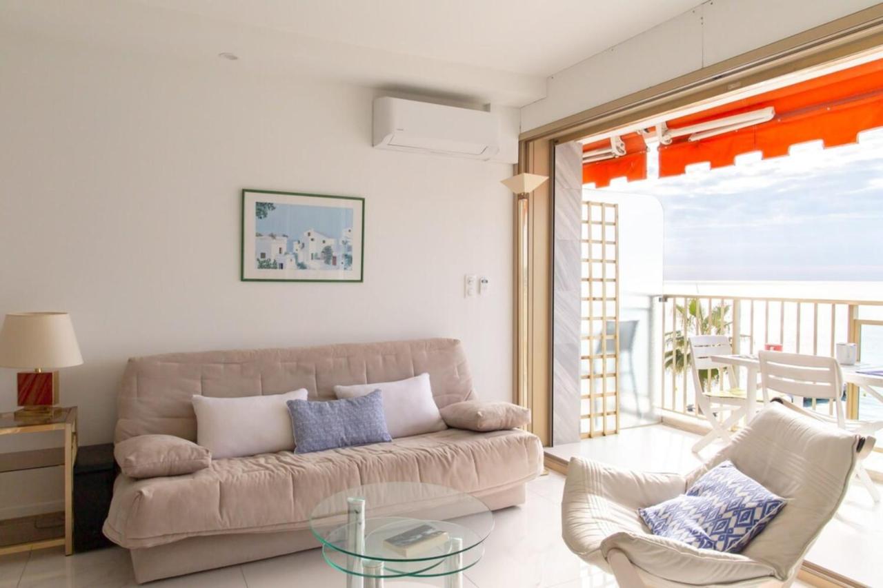 Air-conditioned apartment with sea view and at the foot of the beaches