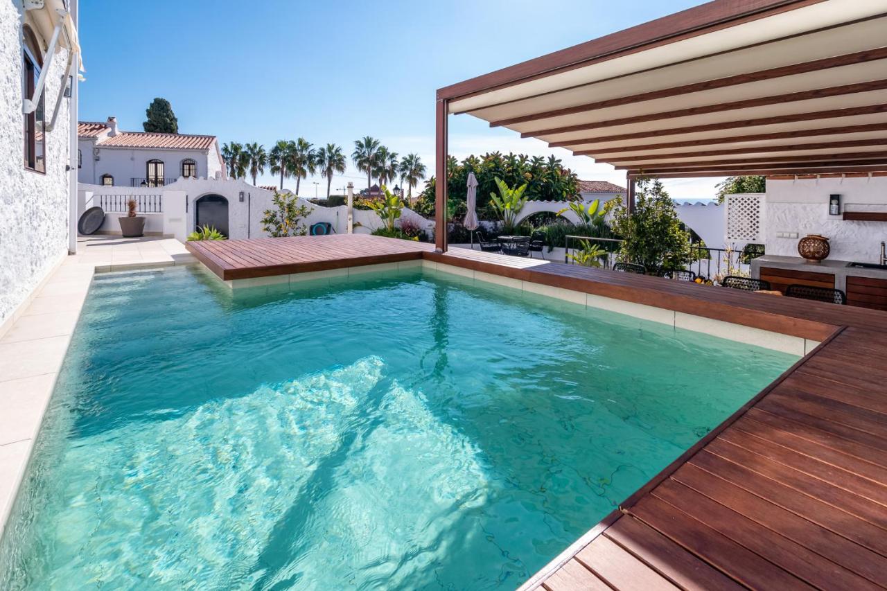 Heated swimming pool: Villa Caroline