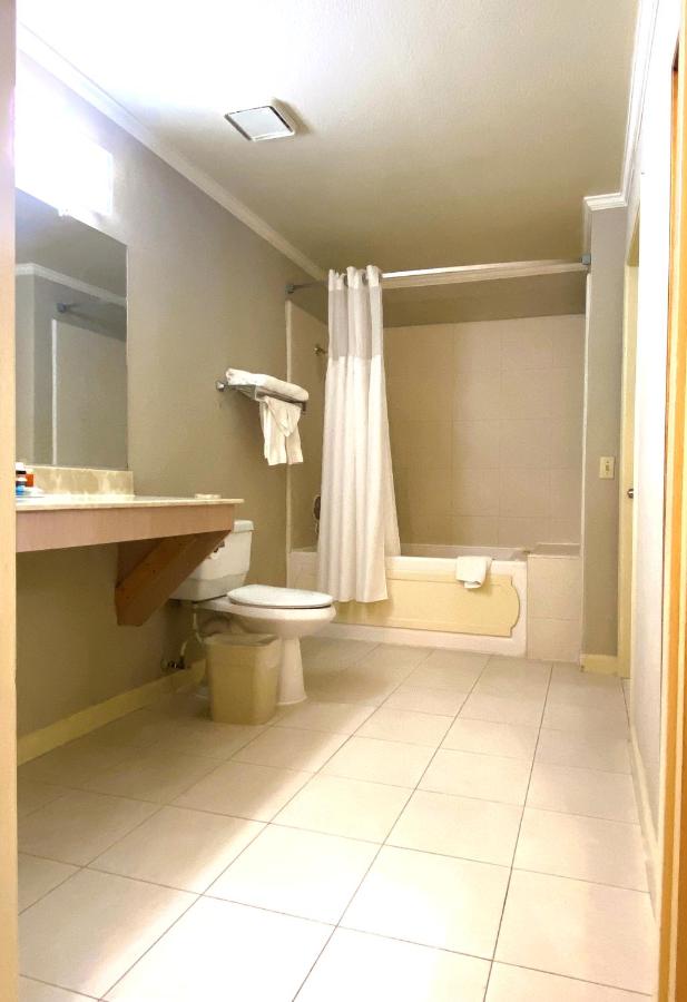 Ramada by Wyndham Los Angeles/Wilshire Center - 3