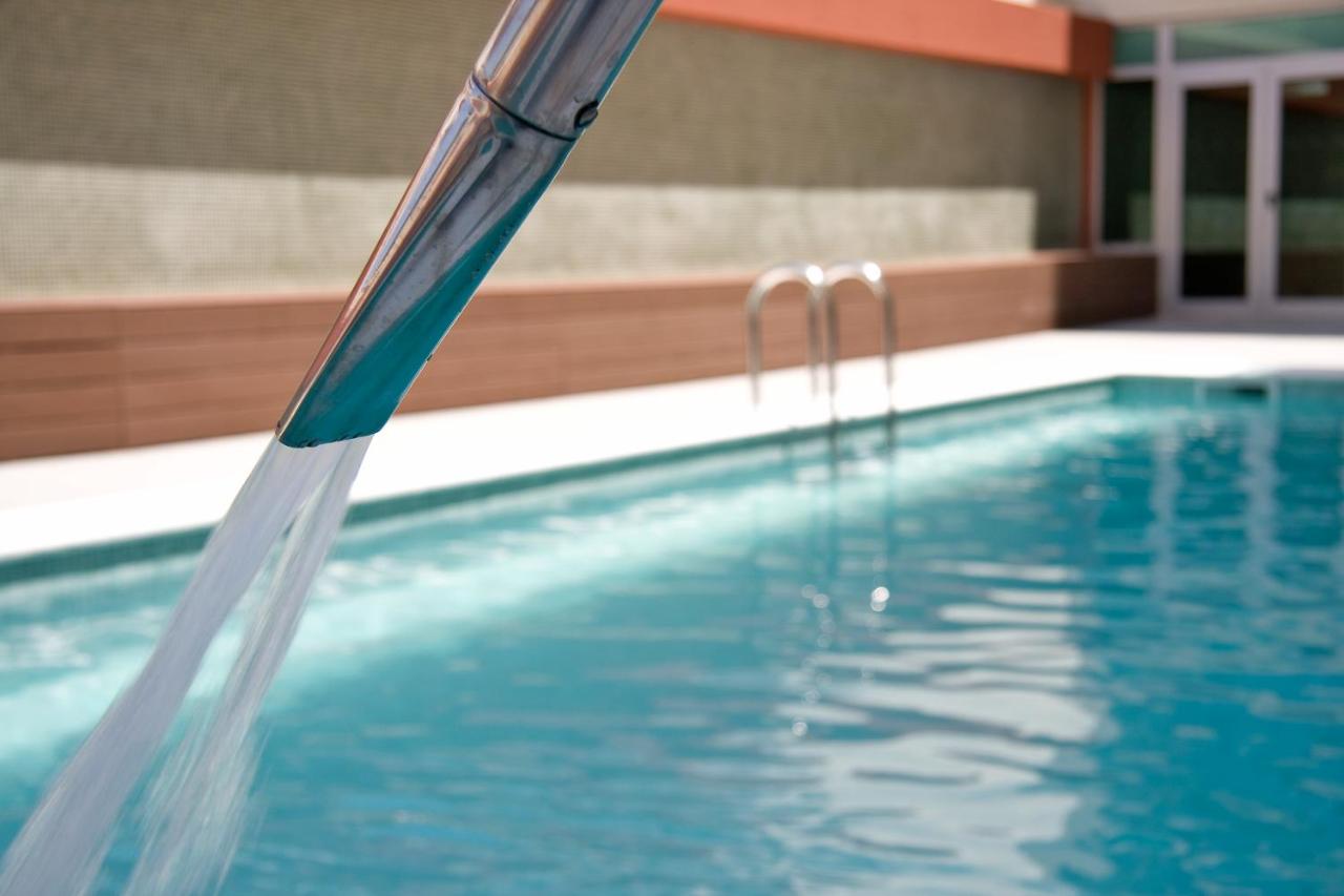 Heated swimming pool: Monte Gordo Hotel Apartamentos & Spa