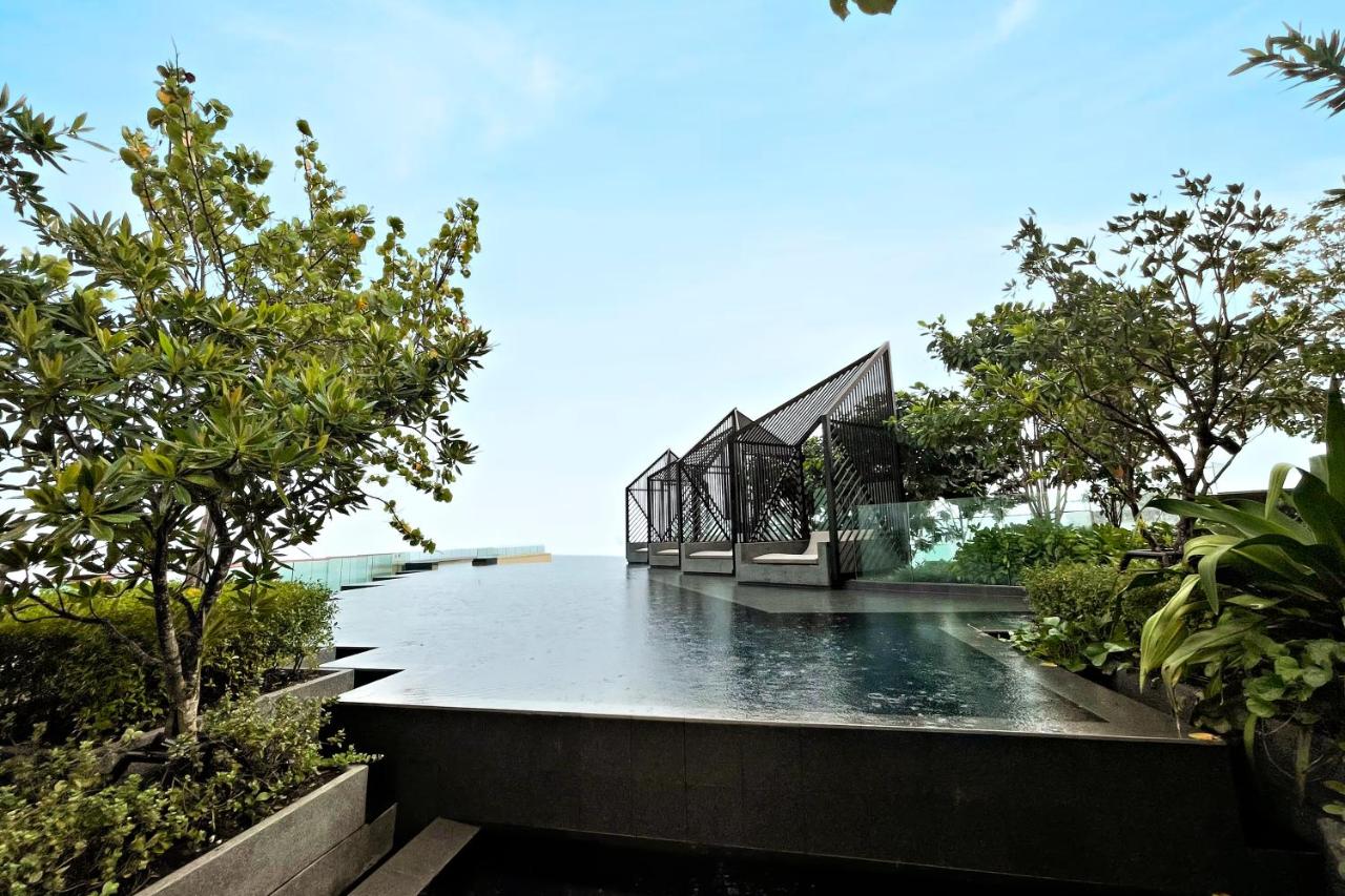 Rooftop swimming pool: Edge Central Pattaya by J&P