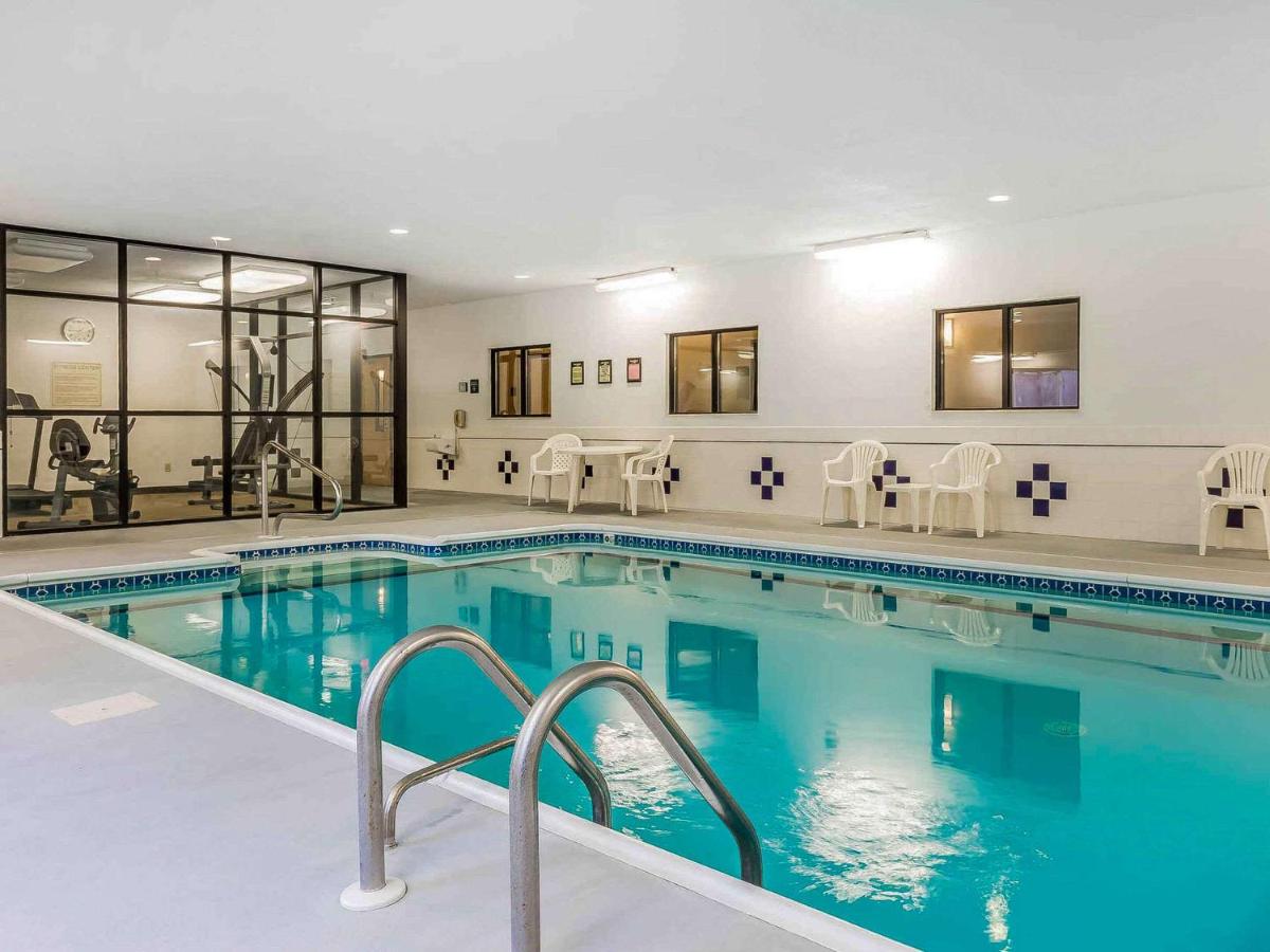 Heated swimming pool: Comfort Inn & Suites East Moline near I-80