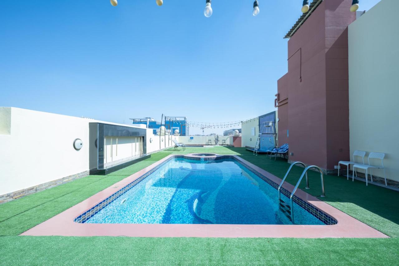 Rooftop swimming pool: Pearl Swiss Hotel