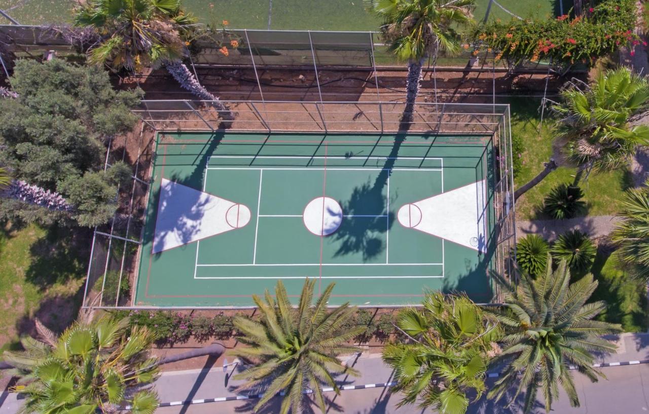 Tennis court: Dome Beach Hotel & Resort