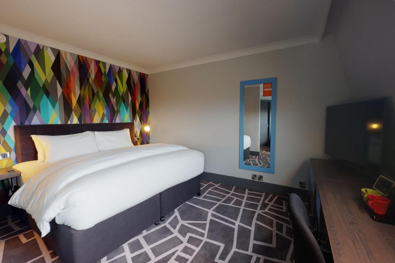 CLUB ROOM (FREE PARKING, GYM & POOL ACCESS)