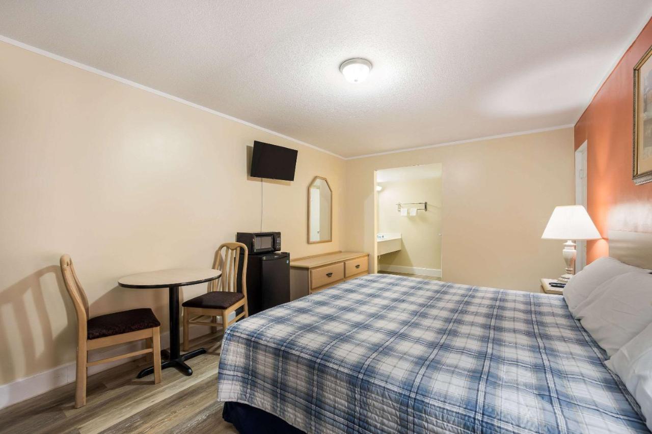 Rodeway Inn Cecil — photo 17