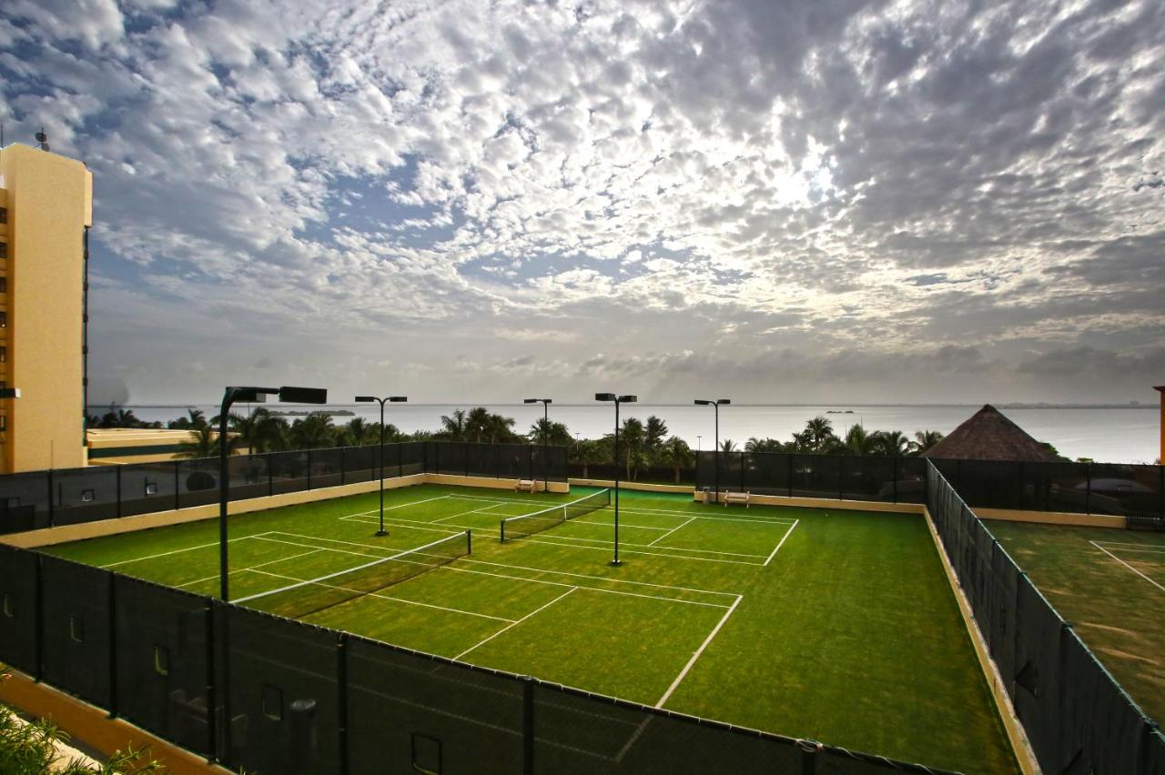 Tennis court: The Royal Sands Resort & Spa