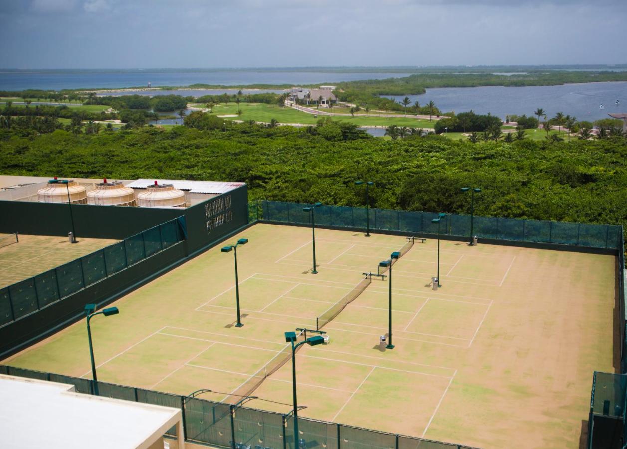 Tennis court: The Royal Islander – An All Suites Resort