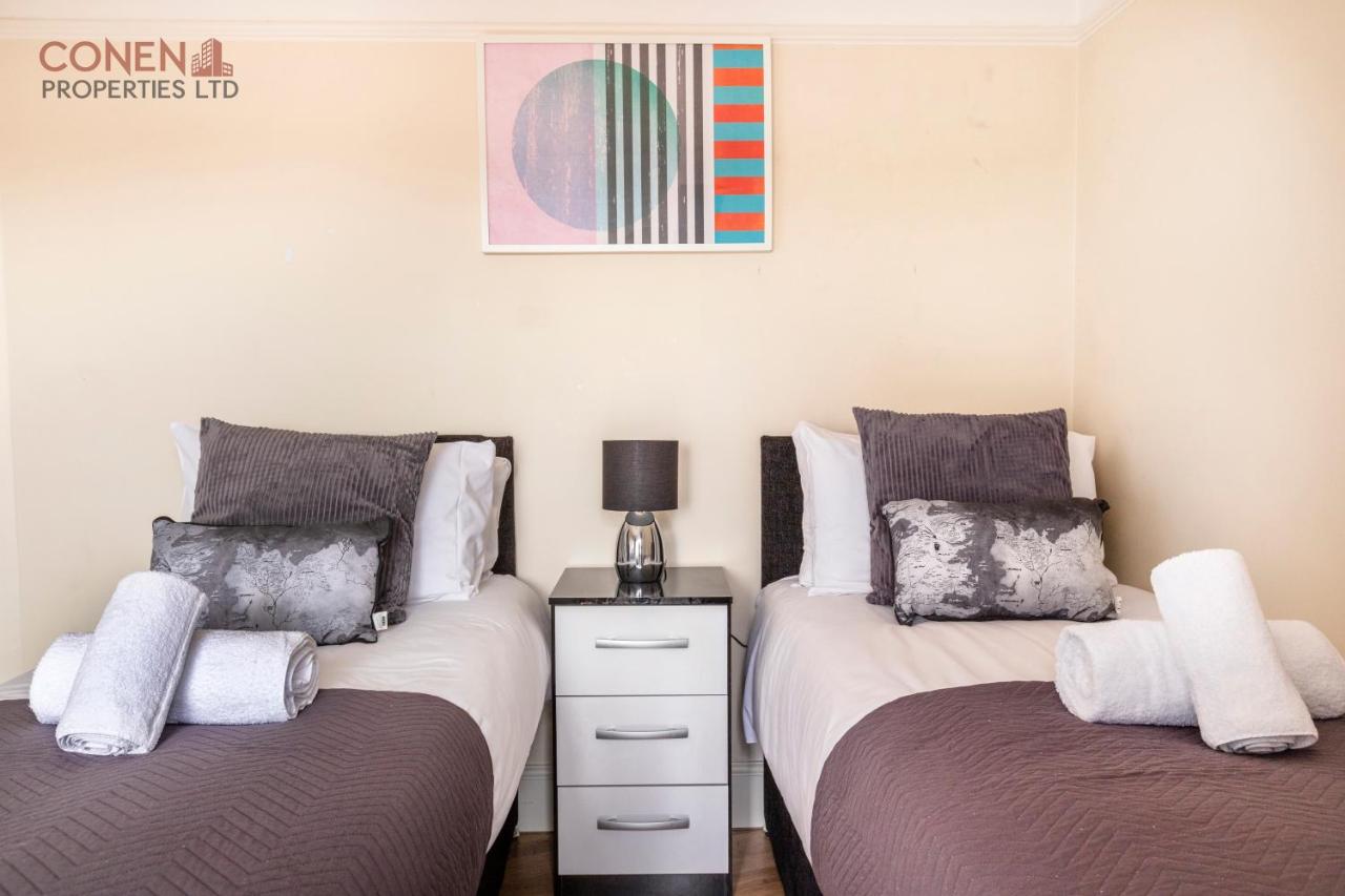 Stunning 2-Bed Apartment in Grays photo