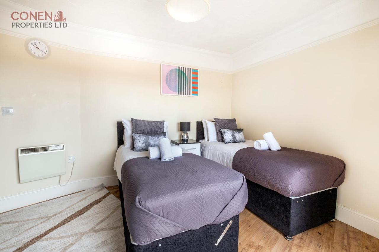 Stunning 2-Bed Apartment in Grays photo