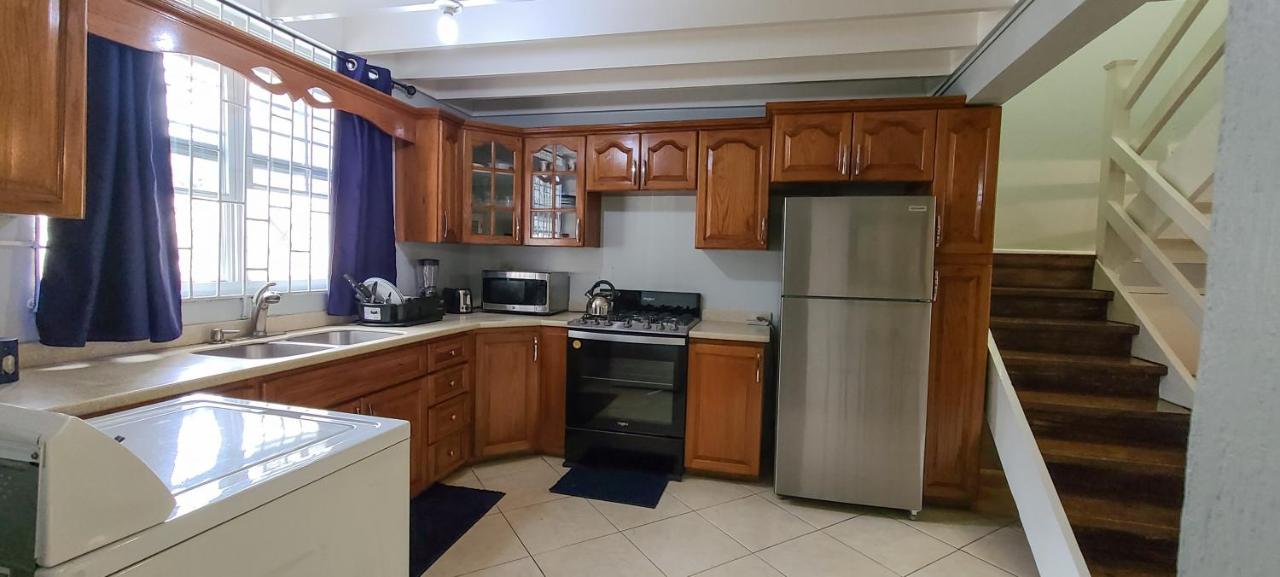 Cheerful 2 - Bedroom Townhouse with free parking in New Kingston - 4