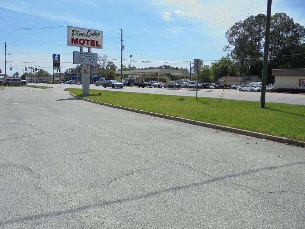 Pine Lodge Motel & Rentals — photo 16