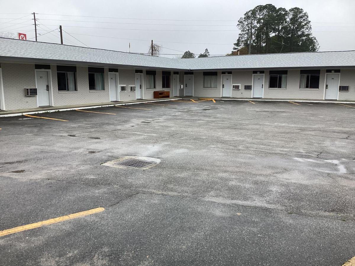 Pine Lodge Motel & Rentals — photo 24