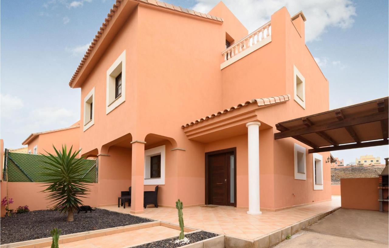 Holiday home Beautiful home in Arrecife with WiFi, Outdoor swimming pool  and 3 Bedrooms, Corralejo, Spain 