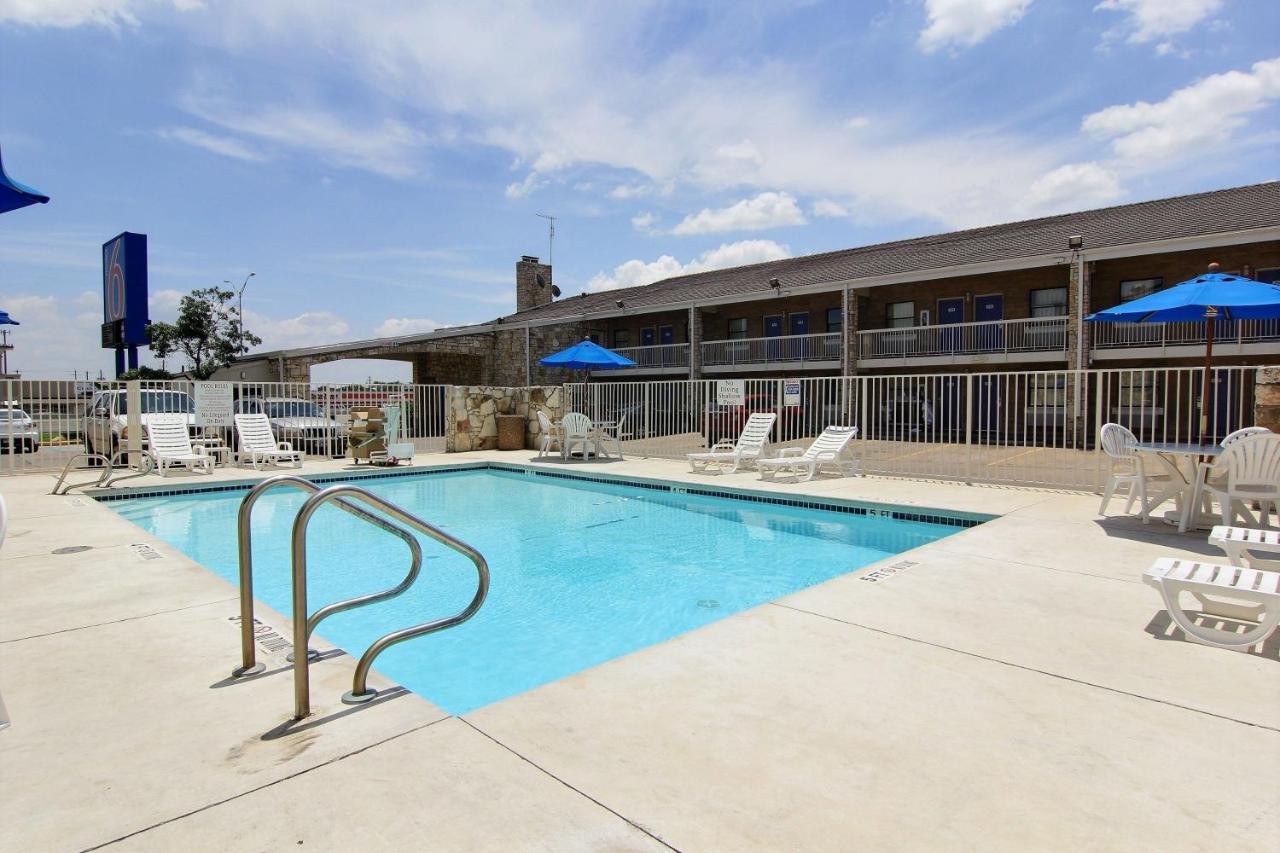 Motel 6 Austin, TX - Central Downtown UT - 4