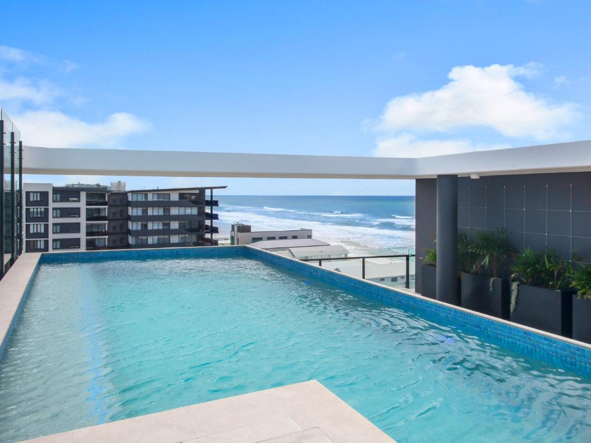 Rooftop swimming pool: Luxury Central Palm Beach Apartment with Rooftop Pool