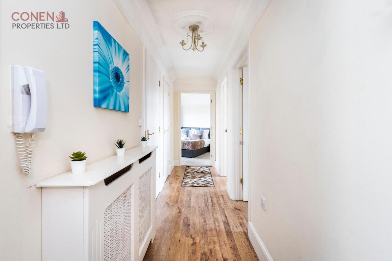 Stunning 2-Bed Apartment in Grays photo