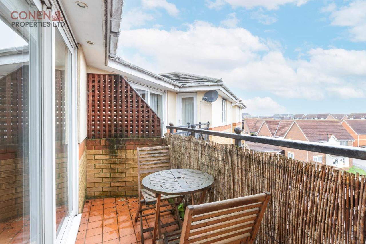 Stunning 2-Bed Apartment in Grays photo