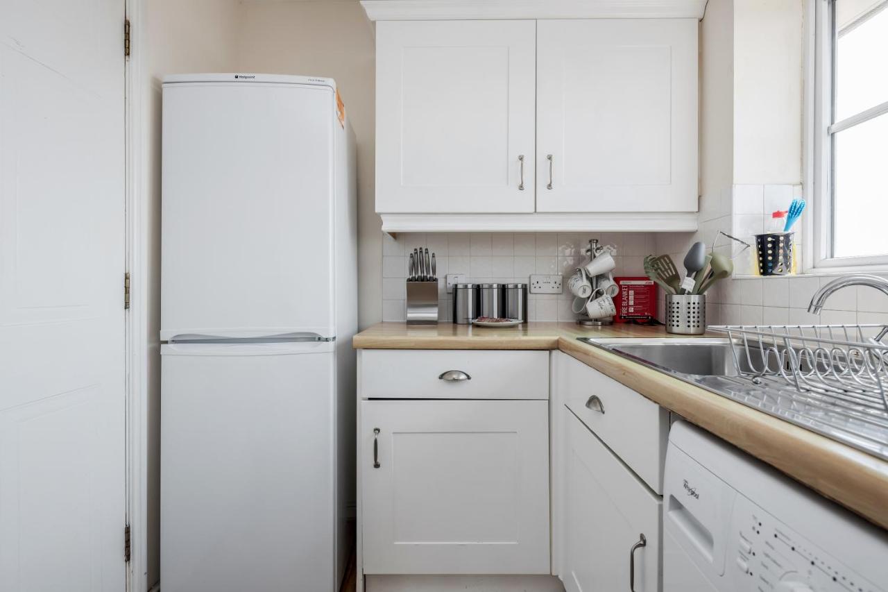 Captivating 3-Bed Apartment in Grays photo