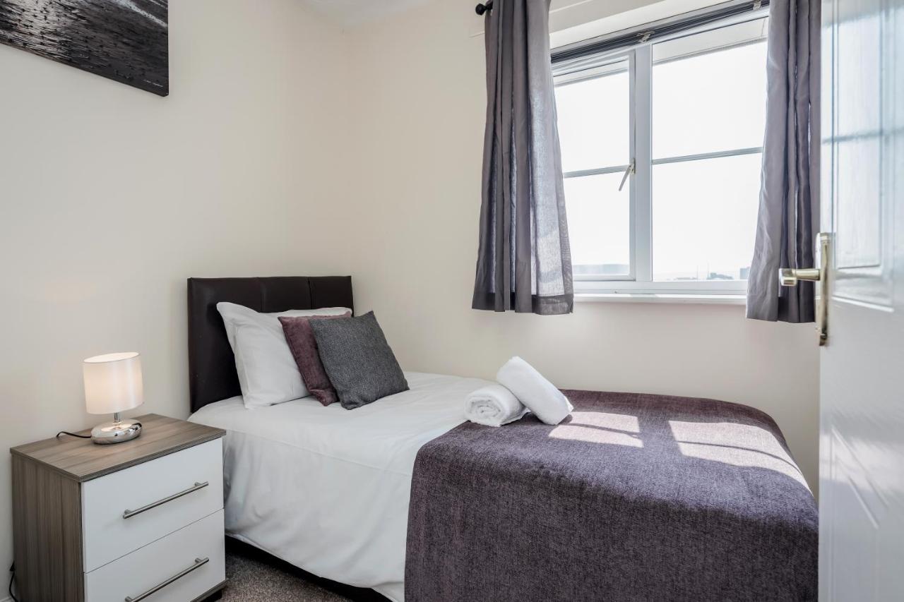 Captivating 3-Bed Apartment in Grays photo