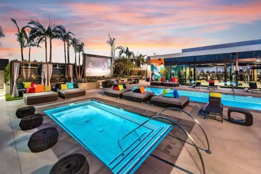 Rooftop swimming pool: The Luxurious Doses of Roses 2 br suite next to Angels Stadium 6 mins from Disney