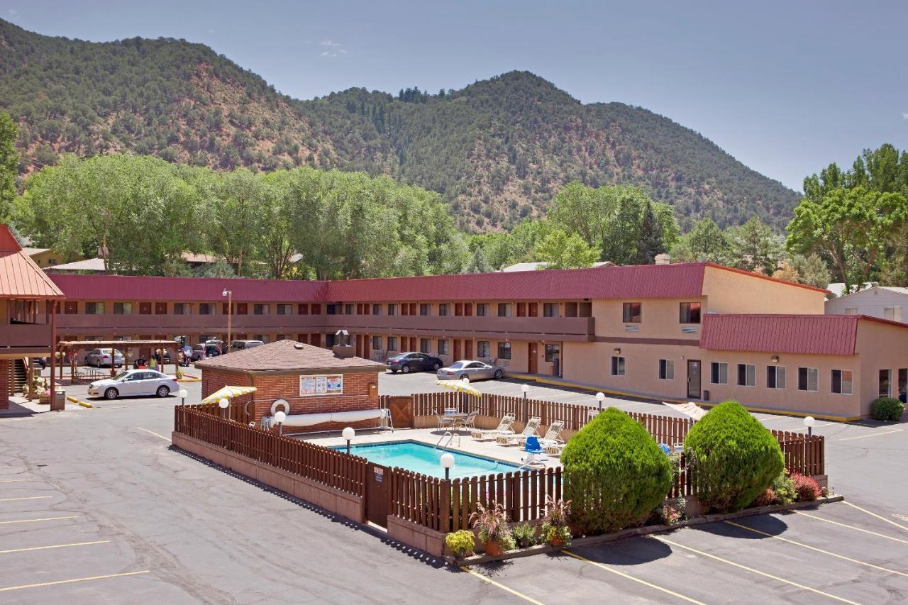 Glenwood Springs Cedar Lodge — photo 3