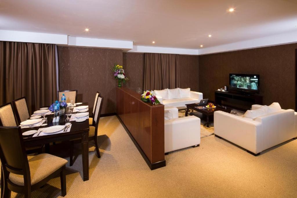 Monroe Hotel & Suites photo