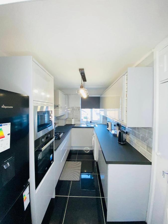 Bright, Spacious, modern Interior Decor 2 bedrooms Apartment with amazing views - 4