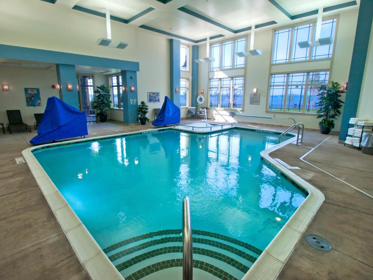 Heated swimming pool: 1000 Islands Harbor Hotel