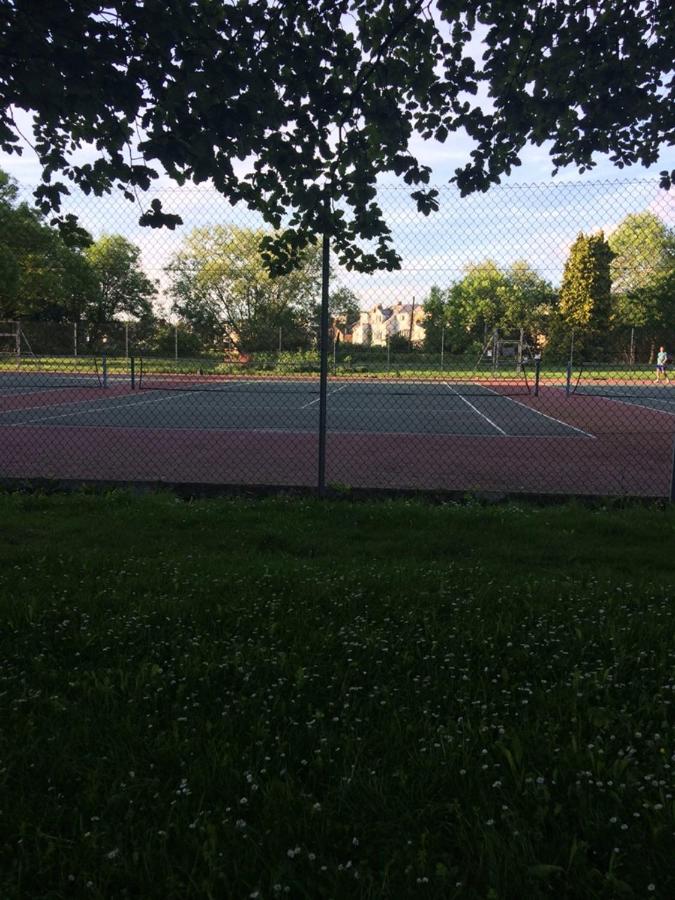Korty tenisowe: Lake Street Accommodation
