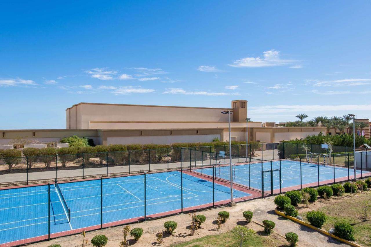 Tennis court: Marina Resort Port Ghalib, a member of Radisson Individuals