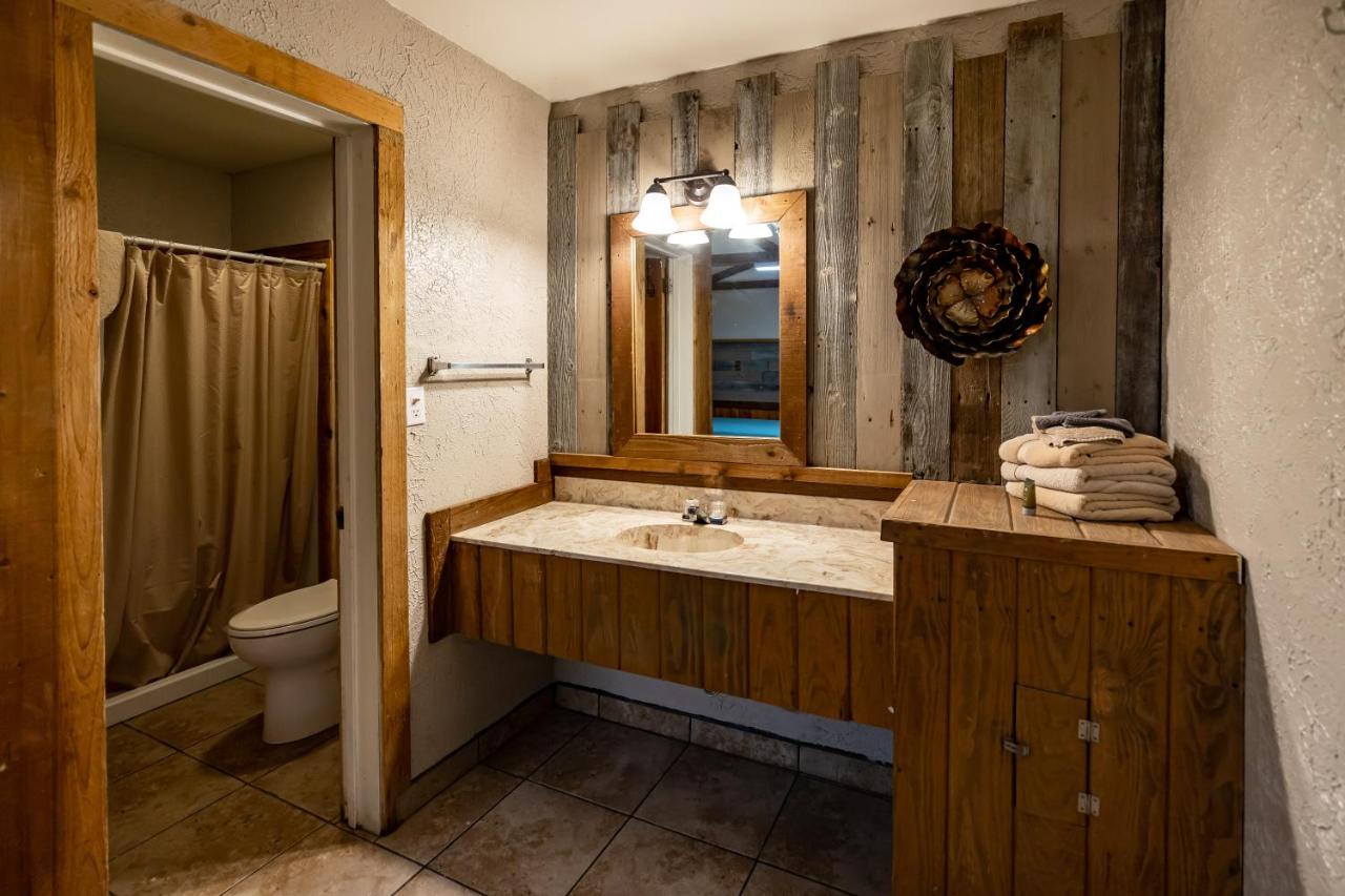 The Historic Leakey Inn — photo 10
