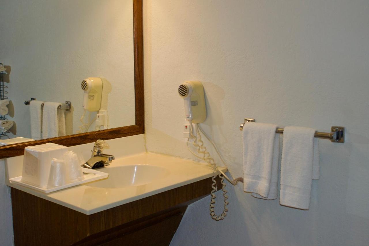 Knights Inn Davenport — photo 11