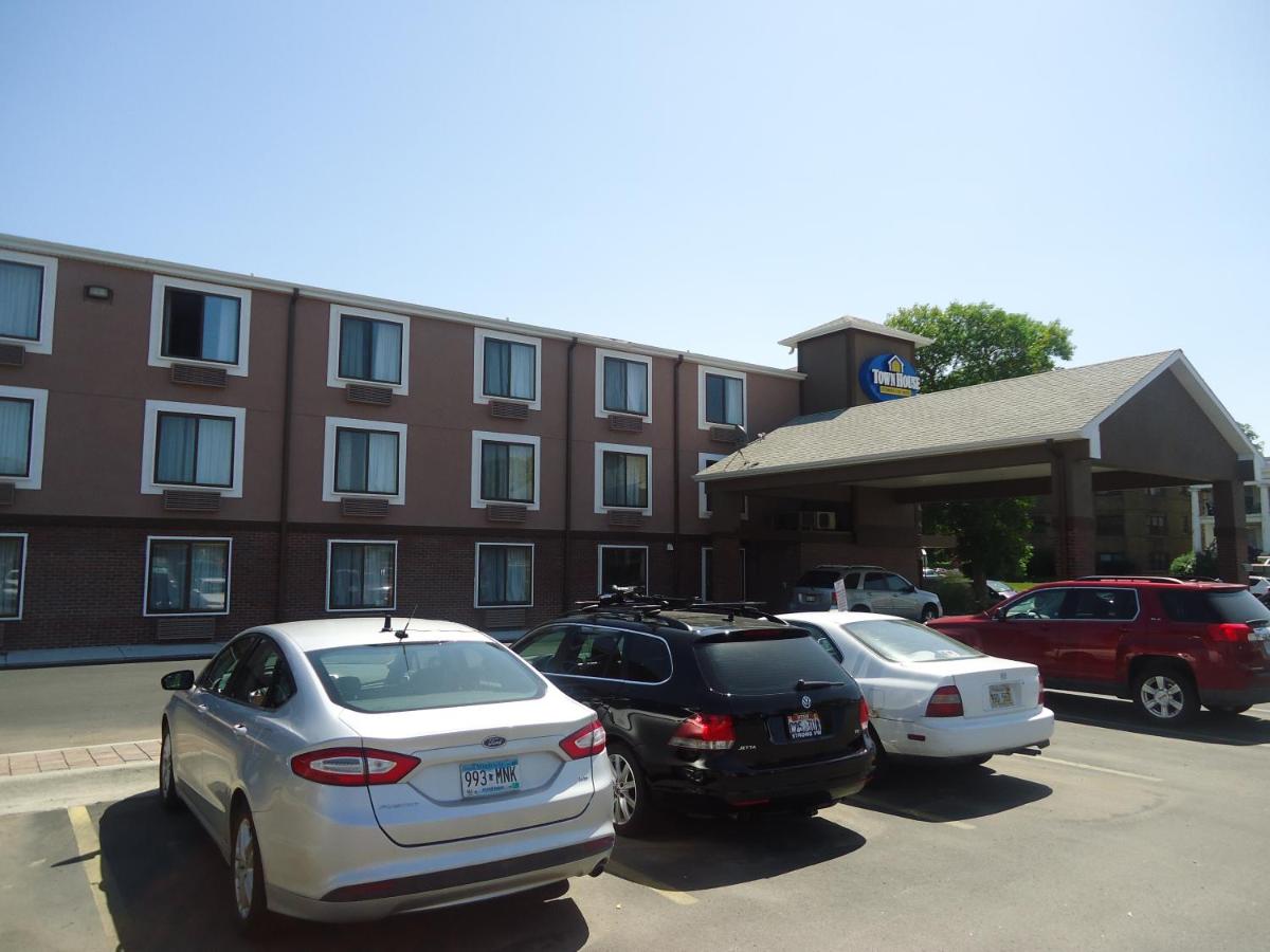 Town House Extended Stay Motel — photo 18
