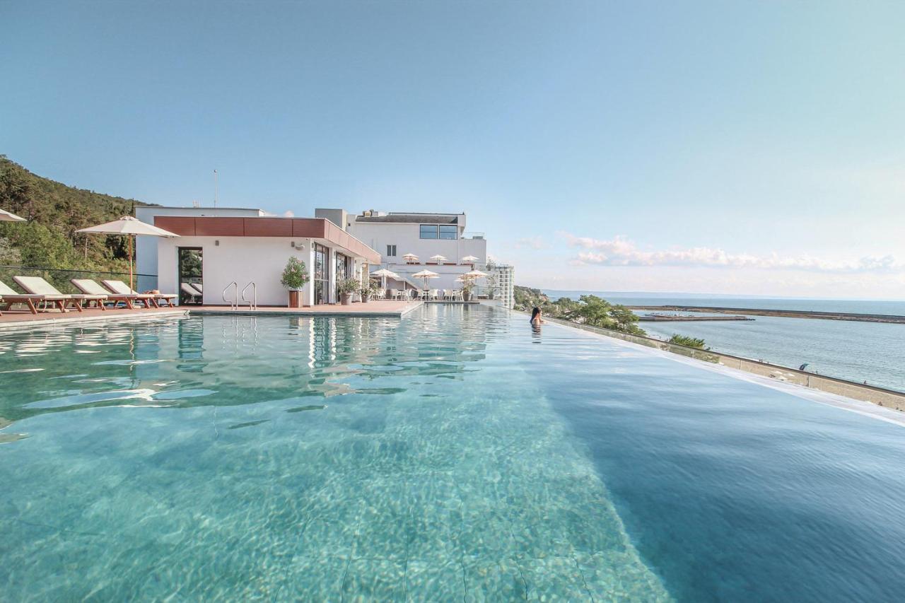 Rooftop swimming pool: Grifid Encanto Beach Hotel - Wellness, Medical Spa & Private Beach