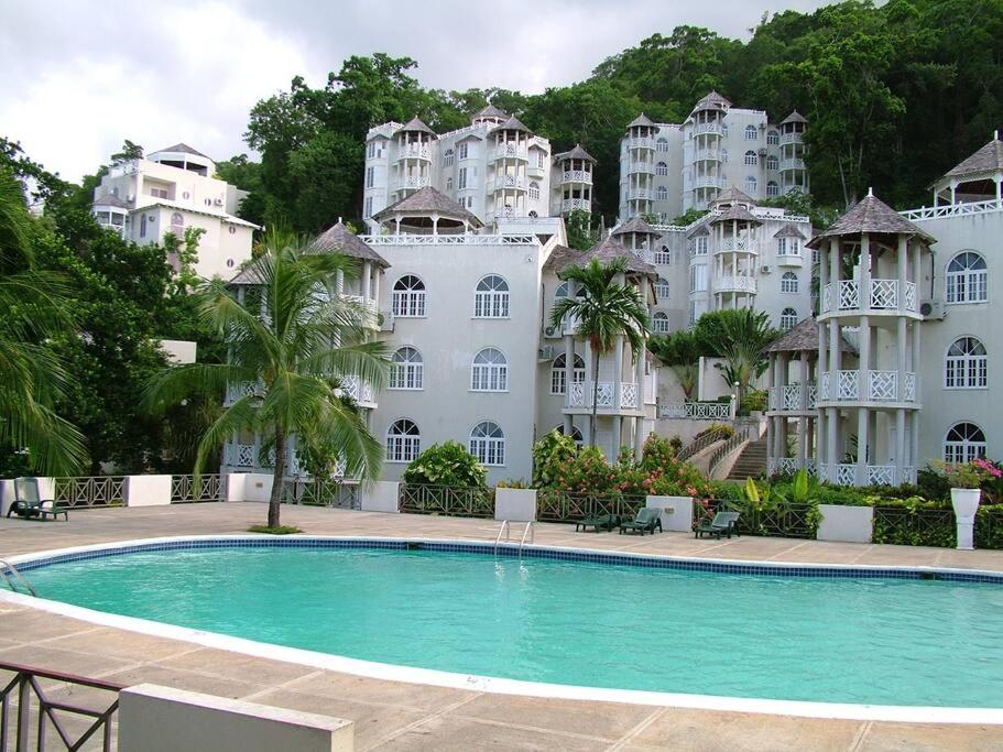 Coastal Beauty - Beautiful Penthouse Condo in Ocho Rios - 3