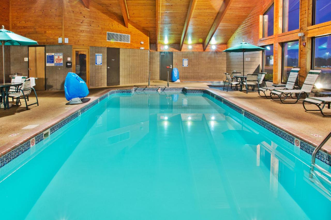 Heated swimming pool: AmericInn by Wyndham Kearney