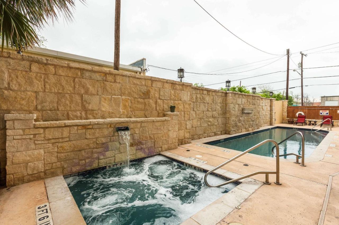 Heated swimming pool: Comfort Suites Alamo Riverwalk
