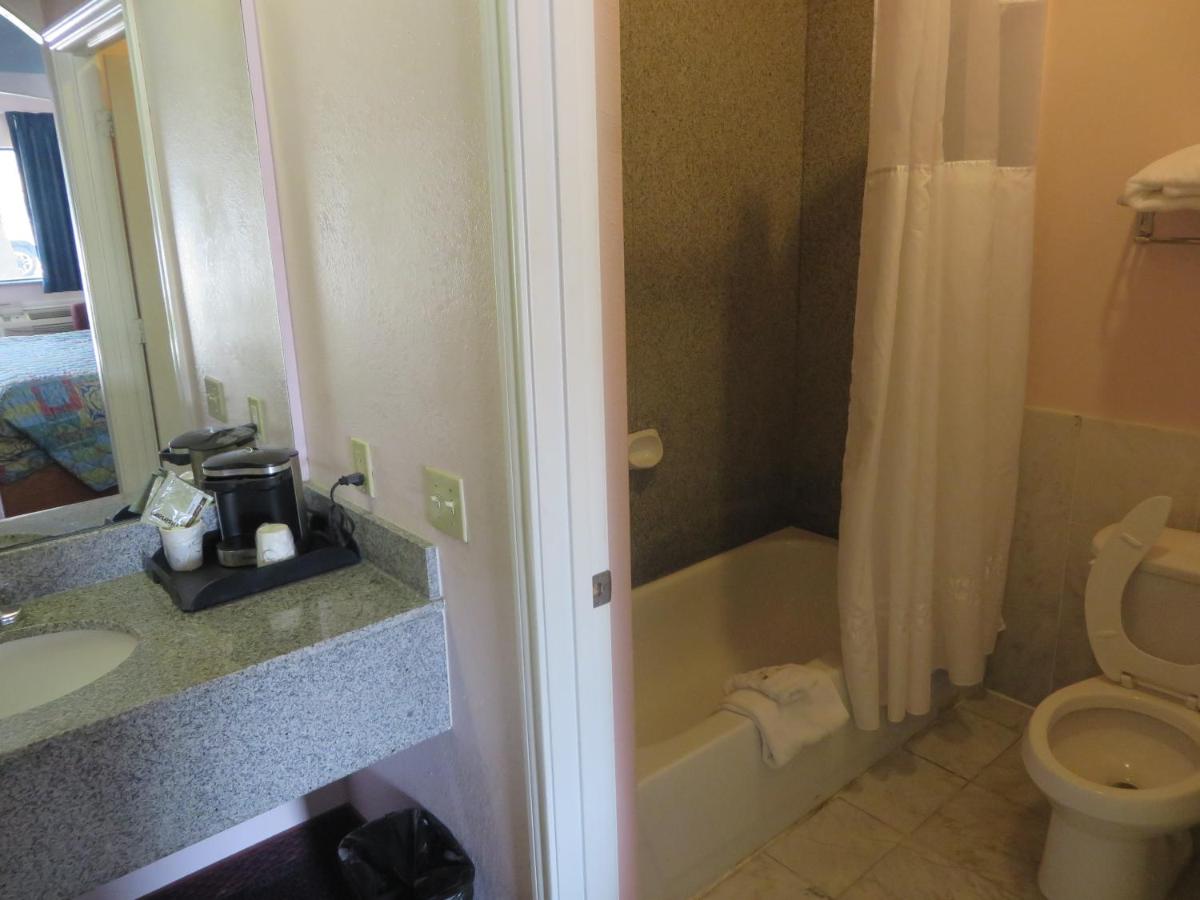 Travelers Inn and Suites Liberty — photo 7