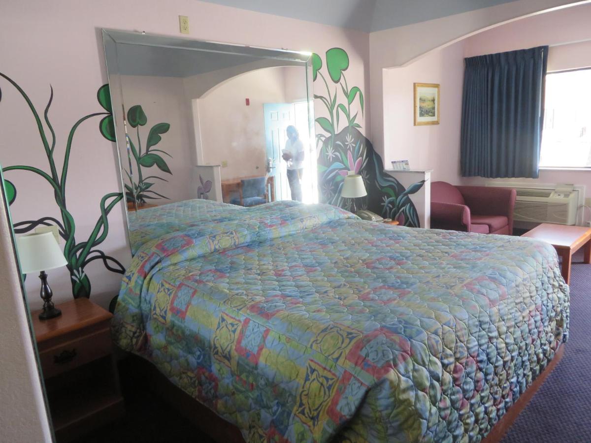Travelers Inn and Suites Liberty — photo 11