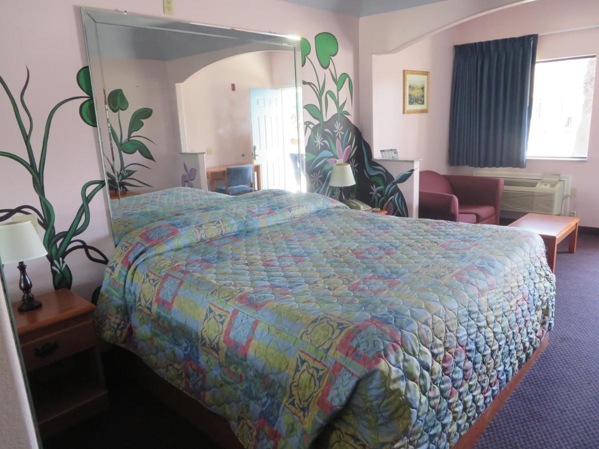 Travelers Inn and Suites Liberty — photo 9