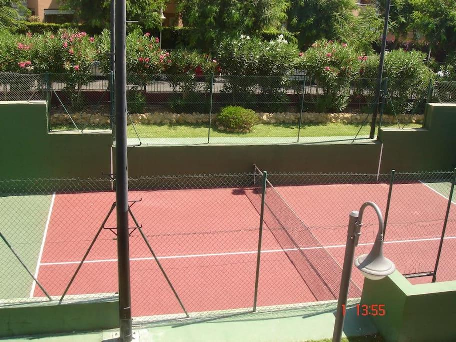 Tennis court: Islantilla a 50 metros de la playa