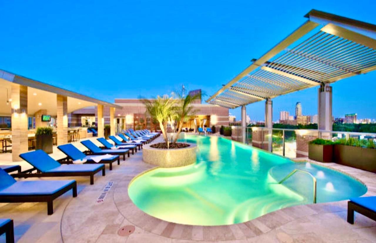 Rooftop swimming pool: Houston Luxury Studio
