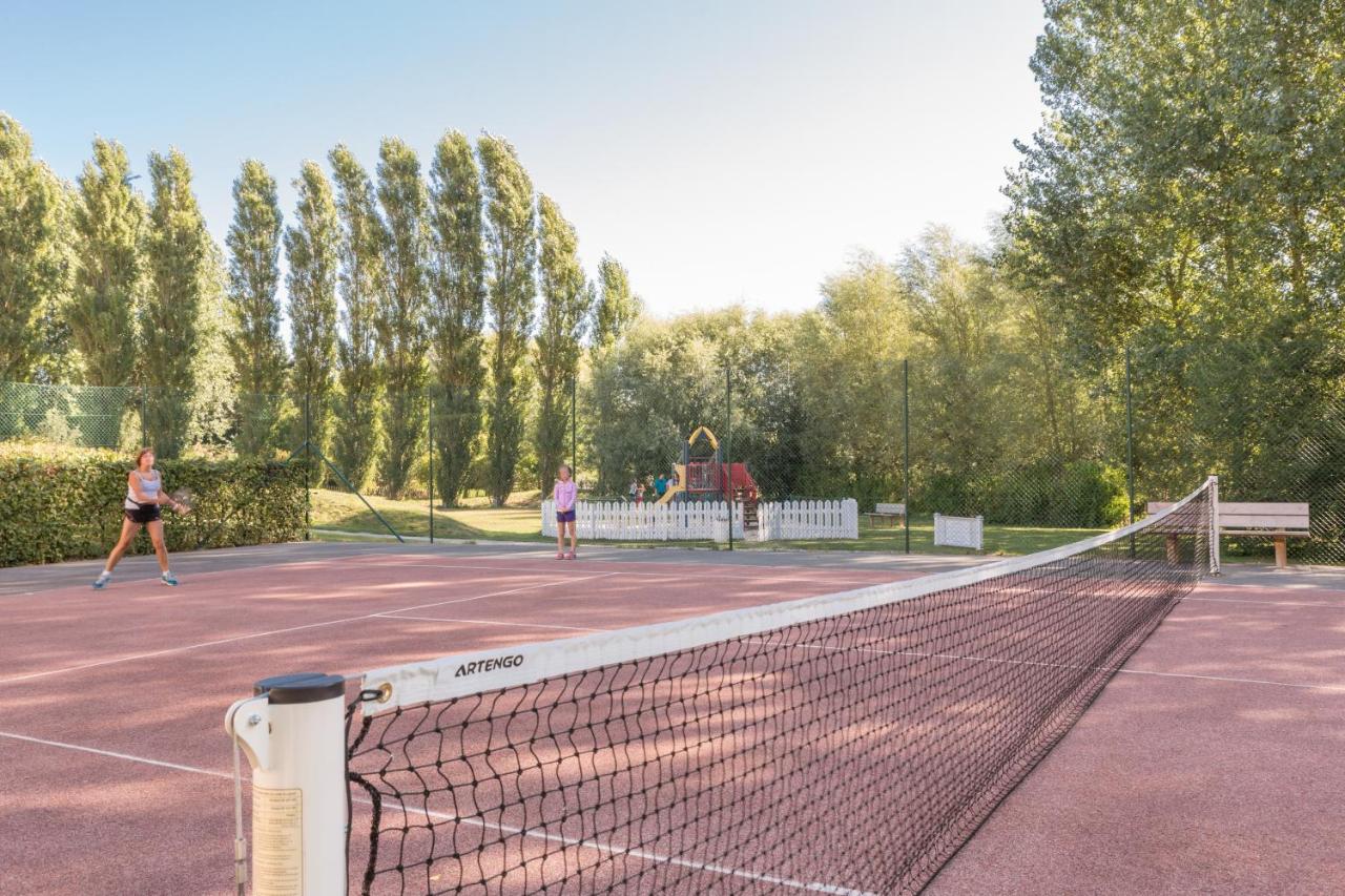 Tennis court: Résidence Pierre & Vacances Les Jardins de la Côte d'Opale