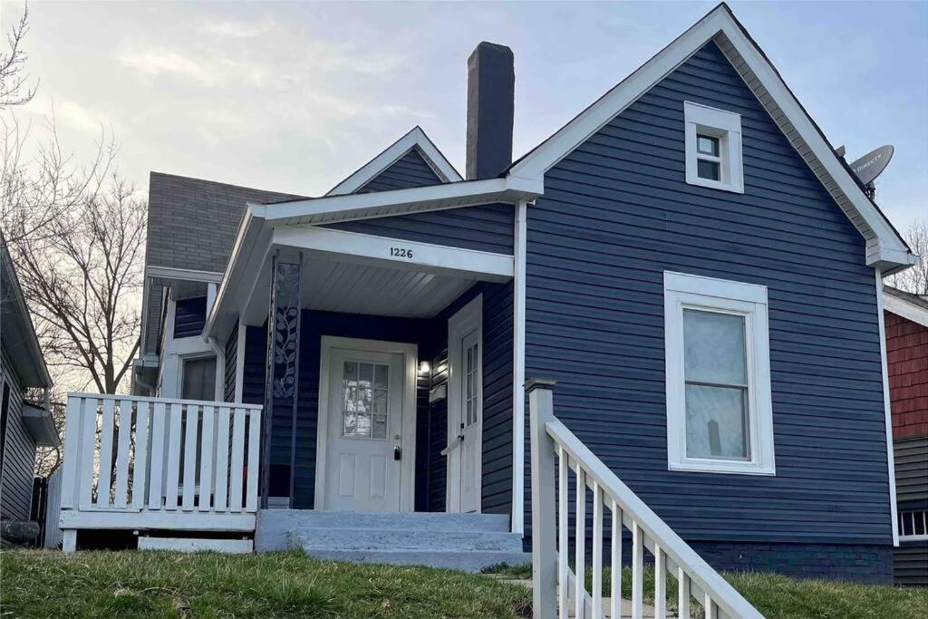 {{ hotelInfo.altText }}