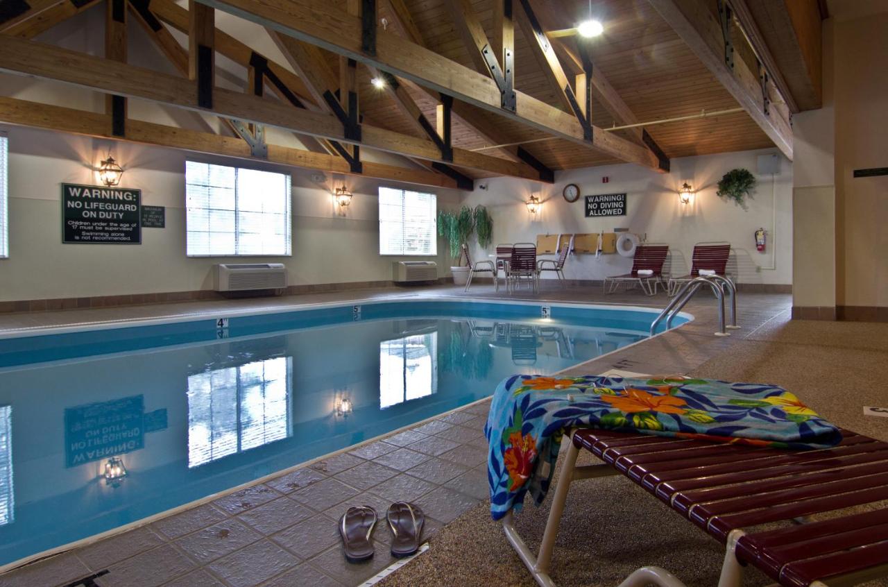 Heated swimming pool: Coshocton Village Inn & Suites