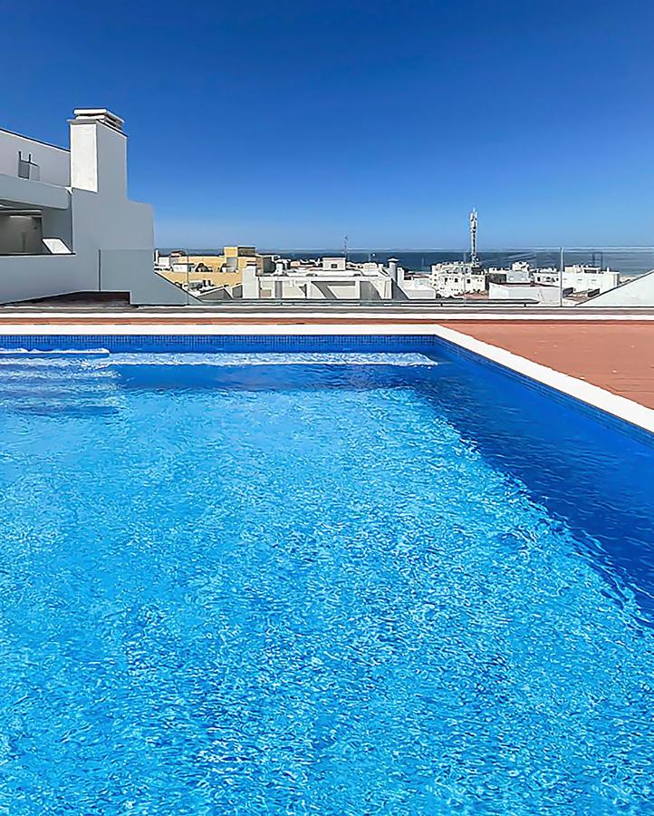 Rooftop swimming pool: BHost - La Muralla